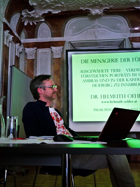 Dr. Helmuth Oehler bei seinem Vortrag DIE MENAGERIE DER FÜRSTEN im Spiegelsaal des Palais Pfeiffersberg in Innsbruck. 11.06.2013. Foto Horst Lösch, Innsbruck.